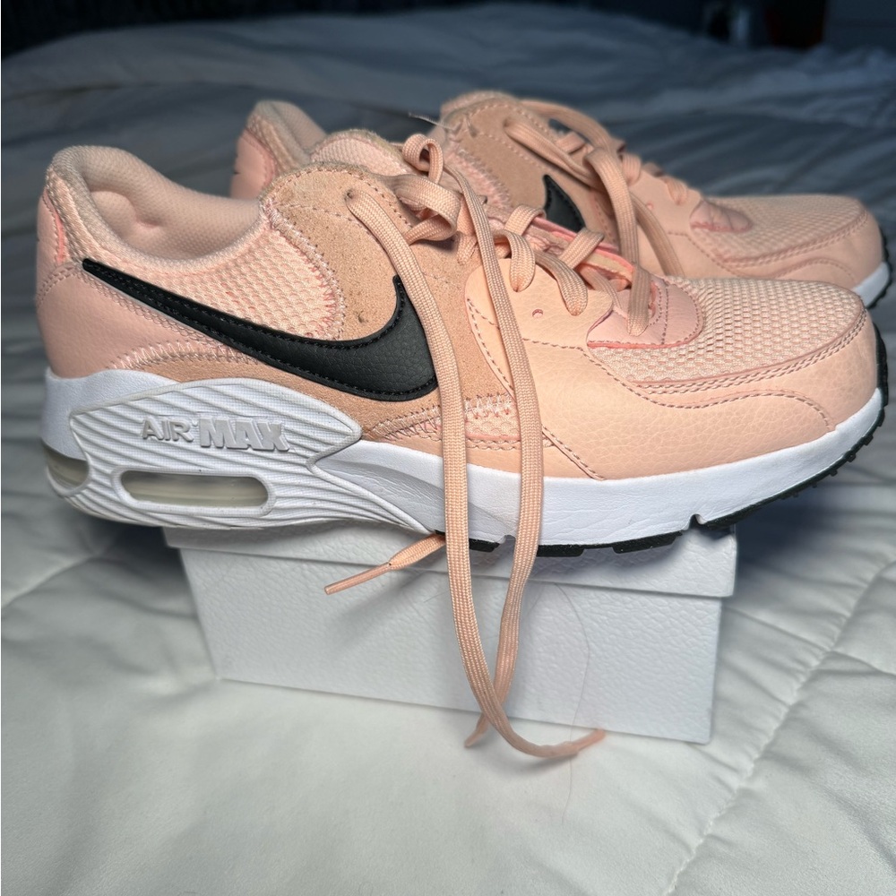 Nike Women's Sneakers (peach)